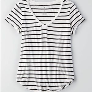 American eagle white and black stripped t-shirt